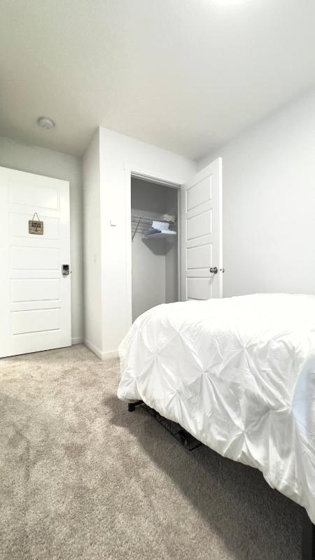 3BR Family House in NE Edmonton - image 41