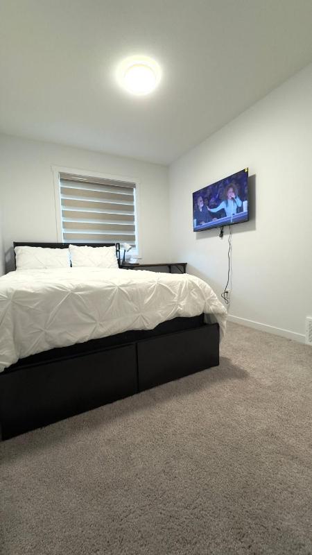 3BR Family House in NE Edmonton - image 49