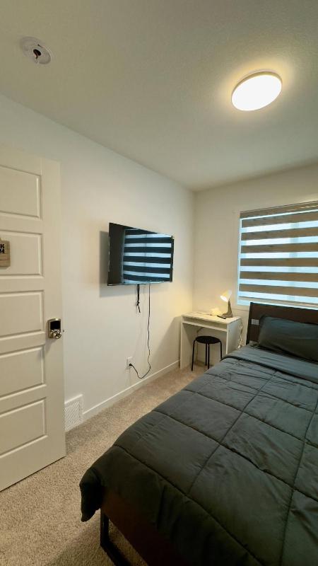 3BR Family House in NE Edmonton - image 29