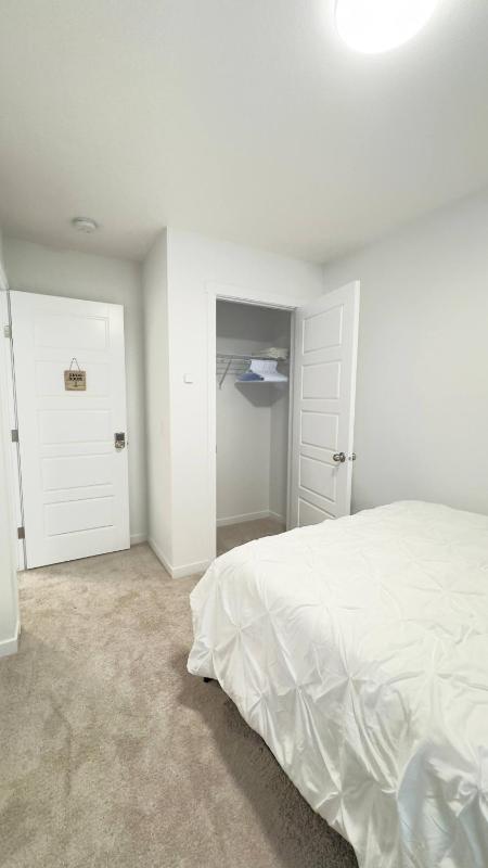 3BR Family House in NE Edmonton - image 34