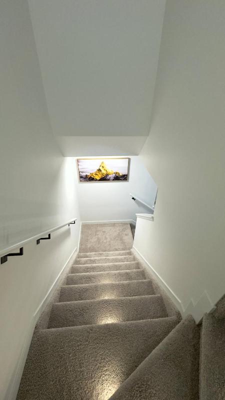 3BR Family House in NE Edmonton - image 9