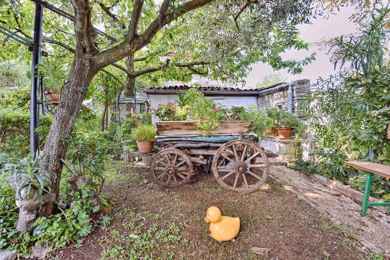 Welcoming apartment with garden - image 26