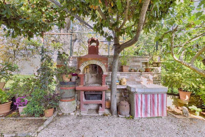 Welcoming apartment with garden - image 21