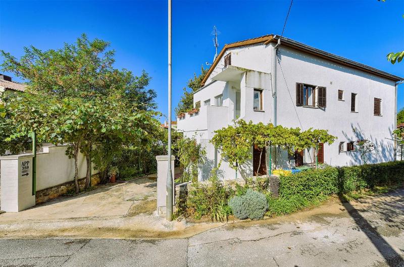 Welcoming apartment with garden - image 45