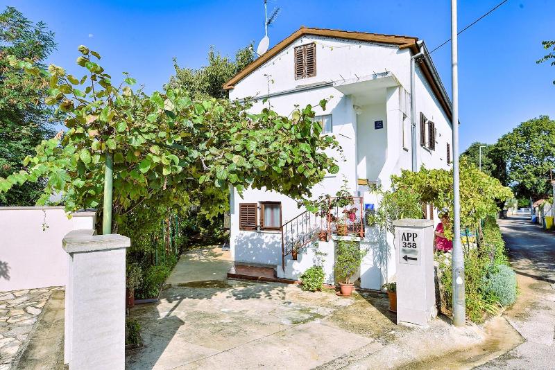 Welcoming apartment with garden - image 25