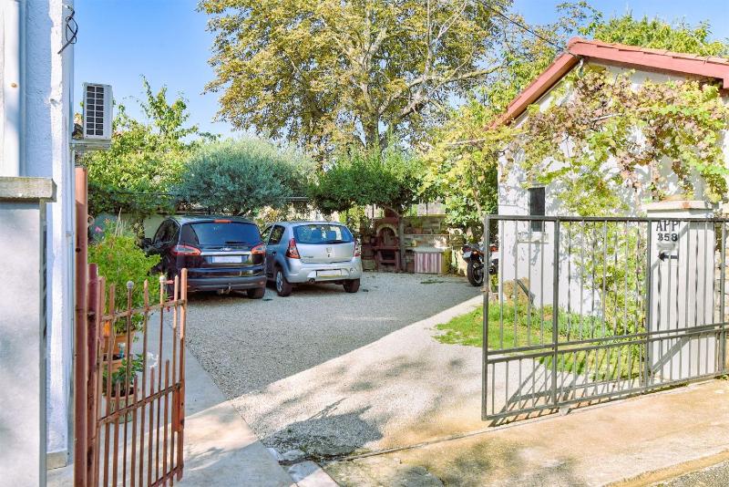 Welcoming apartment with garden - image 42