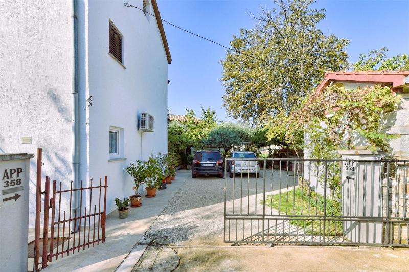 Spacious apartment with garden - image 27