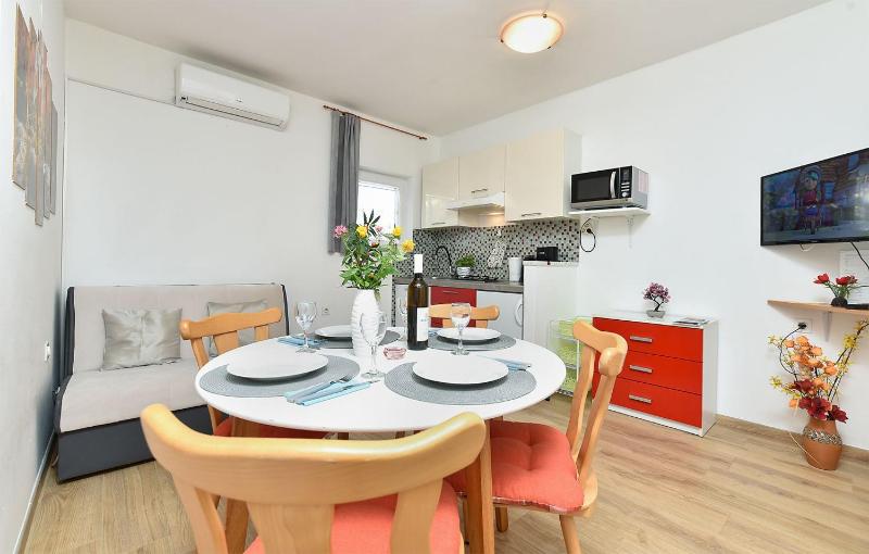 Spacious apartment with garden - image 35