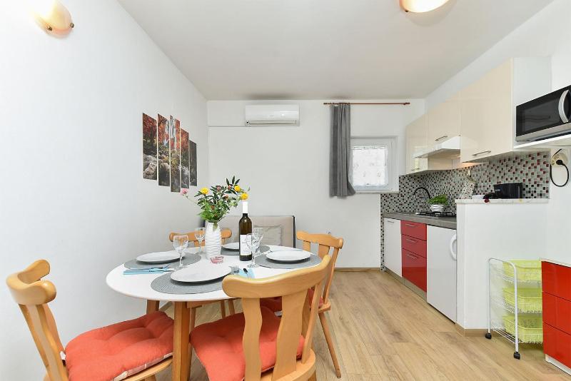 Spacious apartment with garden - image 34