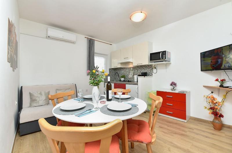 Spacious apartment with garden - image 31
