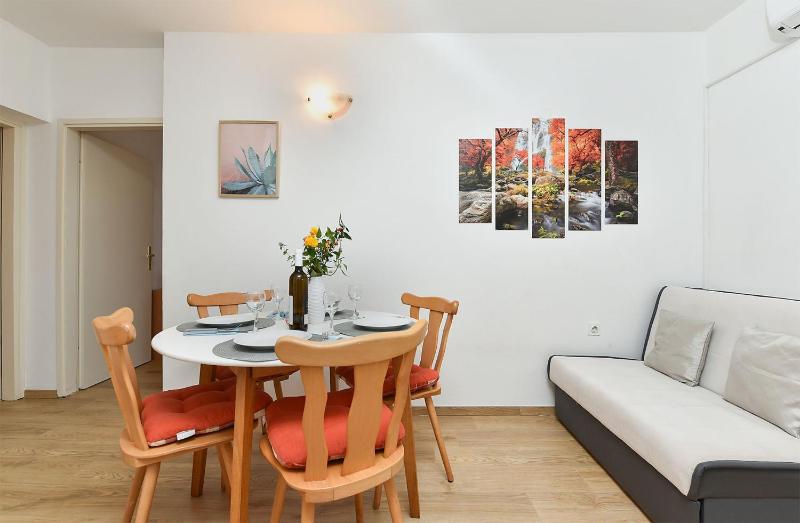 Spacious apartment with garden - image 23