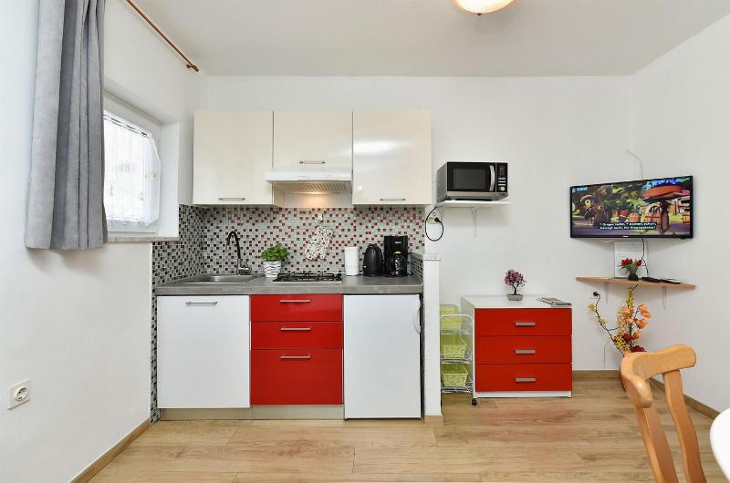 Spacious apartment with garden - image 25