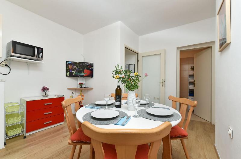 Spacious apartment with garden - image 24