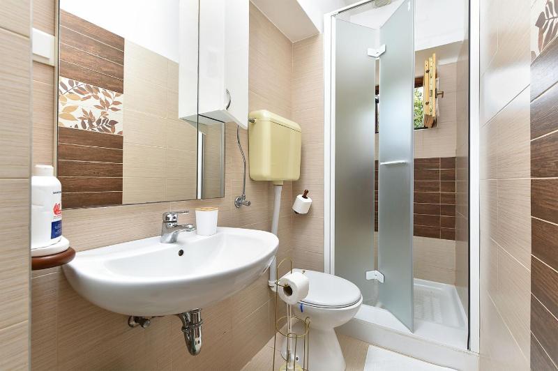 Spacious apartment with garden - image 33