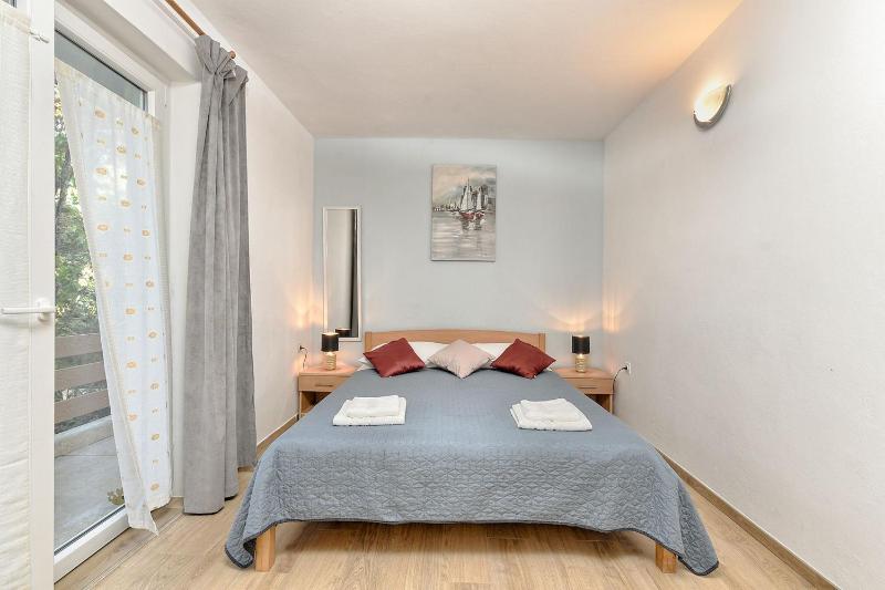 Spacious apartment with garden - image 21