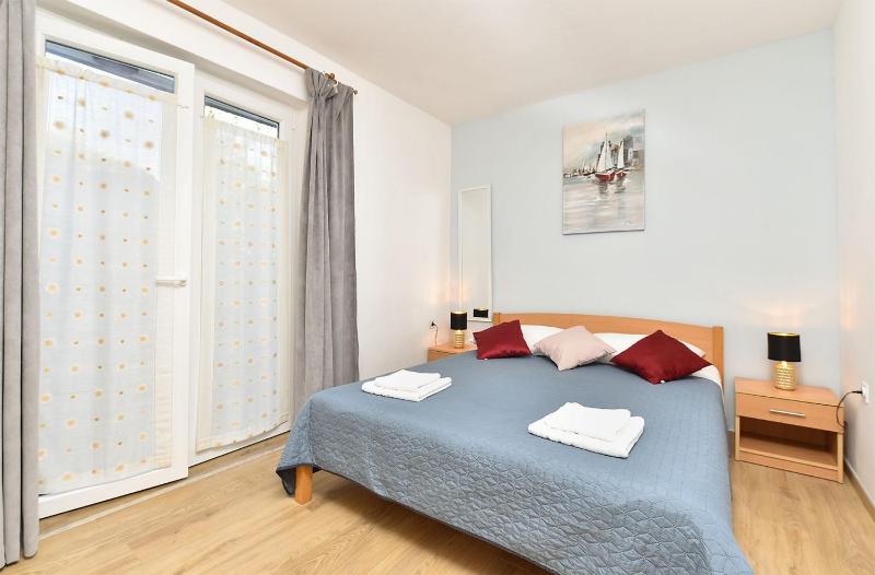 Spacious apartment with garden - image 26