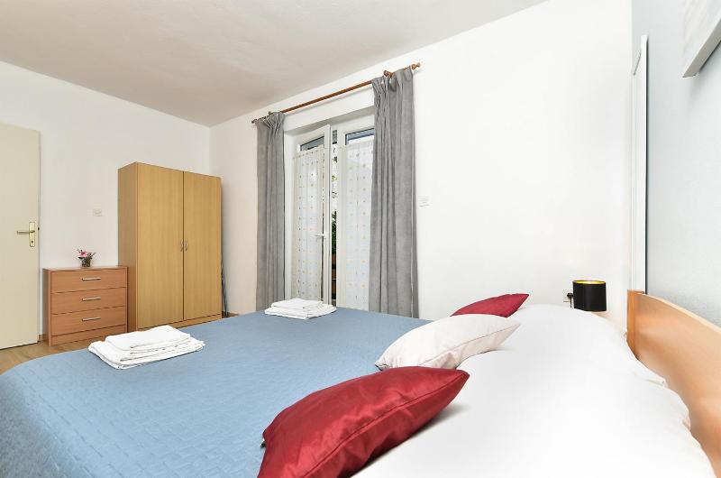 Spacious apartment with garden - image 15