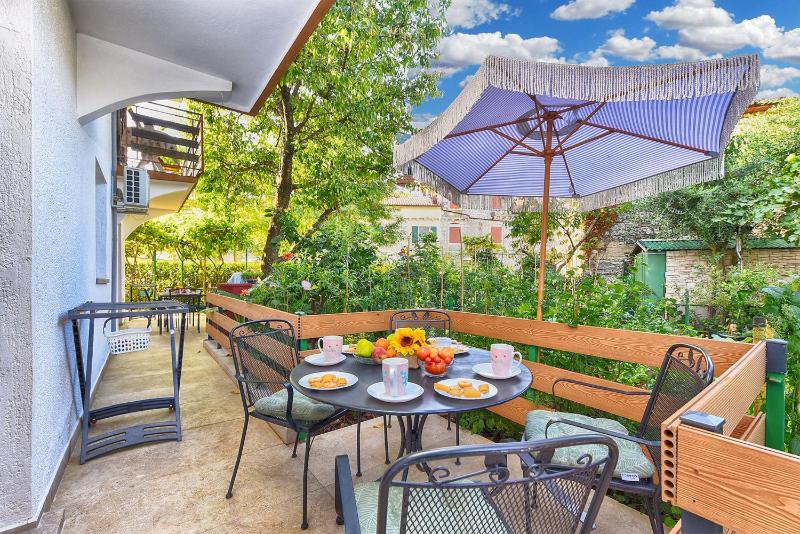 Spacious apartment with garden - image 29