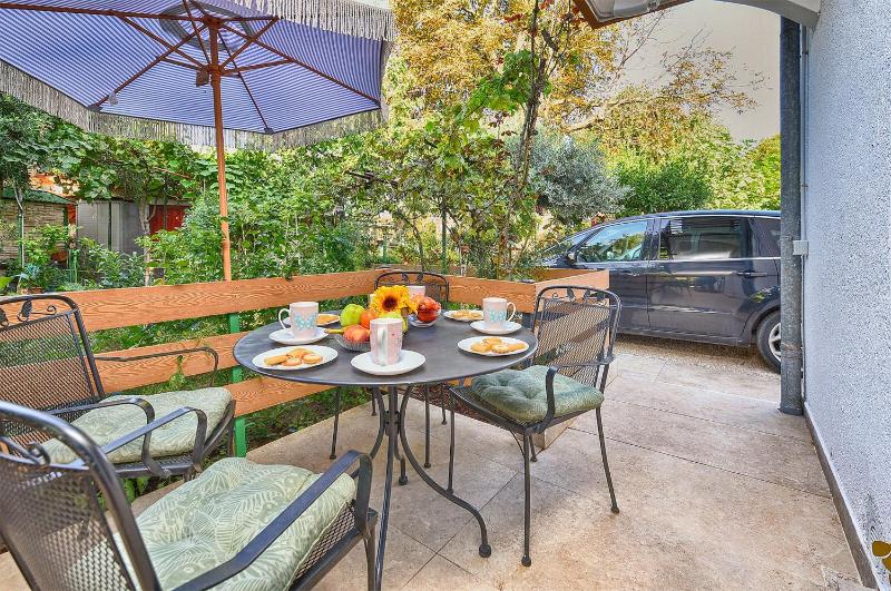 Spacious apartment with garden - image 1
