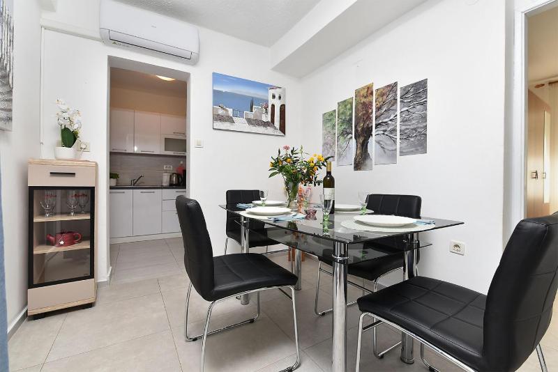 Welcoming apartment with garden - image 43
