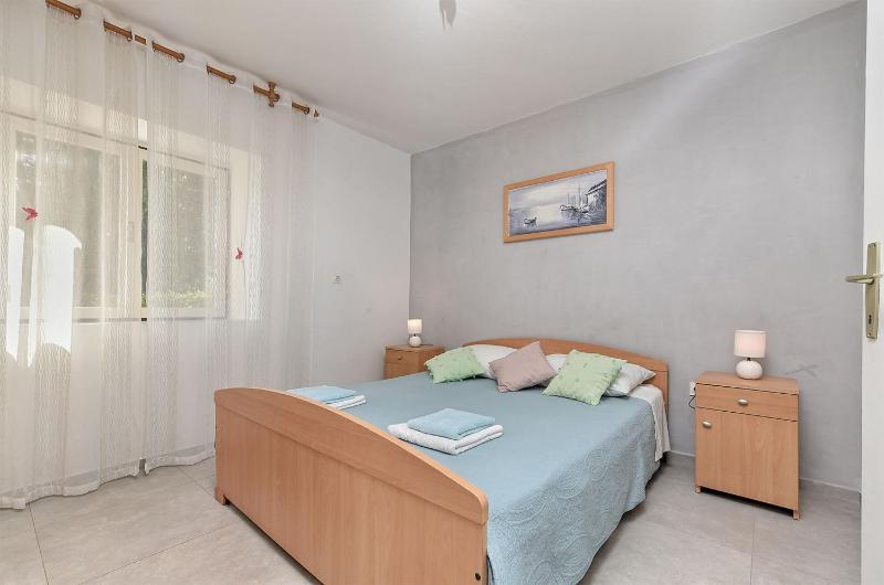 Welcoming apartment with garden - image 29
