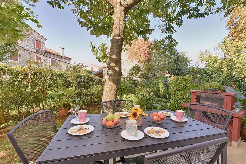 Welcoming apartment with garden - image 20