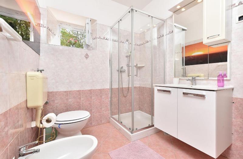Welcoming apartment with garden - image 32