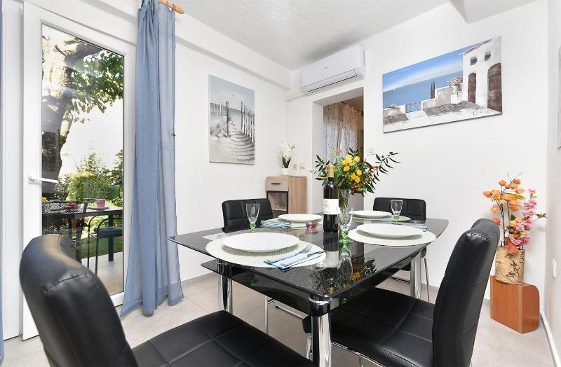 Welcoming apartment with garden - image 40