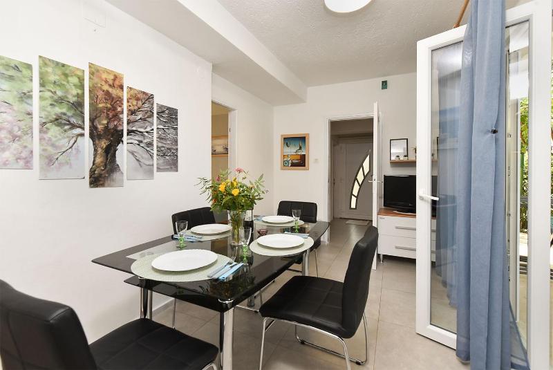 Welcoming apartment with garden - image 44