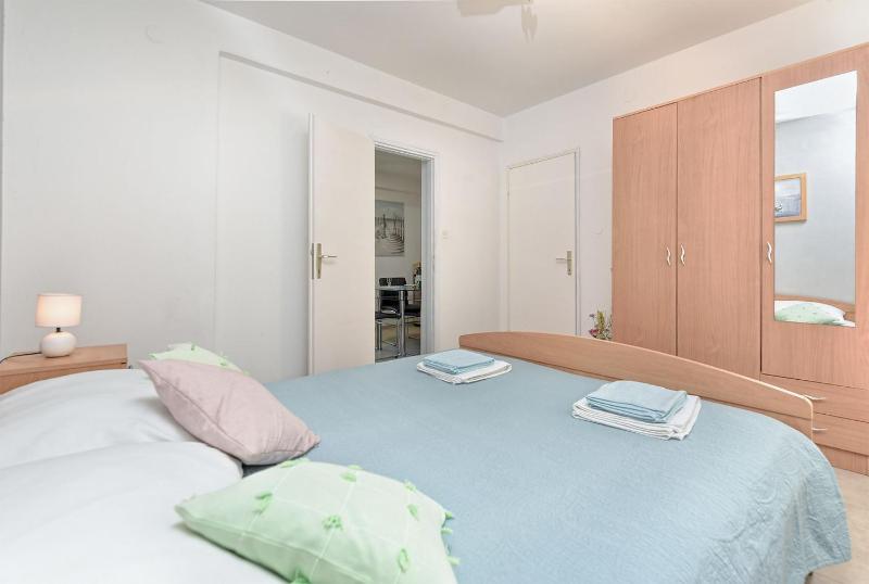 Welcoming apartment with garden - image 27
