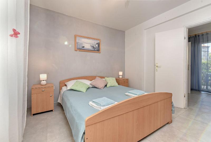 Welcoming apartment with garden - image 39