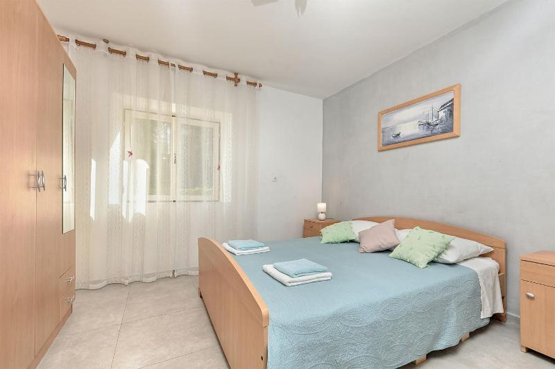 Welcoming apartment with garden - image 37
