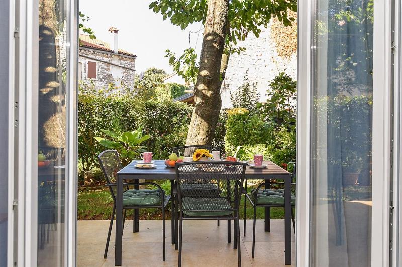 Welcoming apartment with garden - image 31