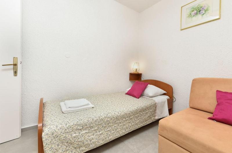 Welcoming apartment with garden - image 33