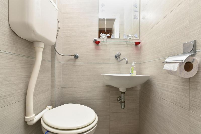 Welcoming apartment with garden - image 36