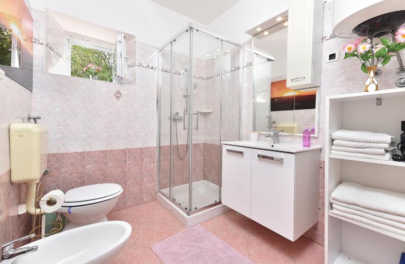 Welcoming apartment with garden - image 20