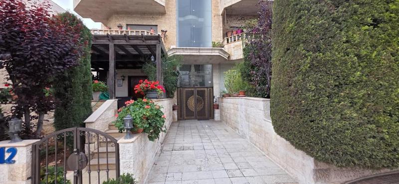 Downtown living appartment stylish luxe شقة مفروشة فاخرة في بين دير غبار والصويفيه - image 11