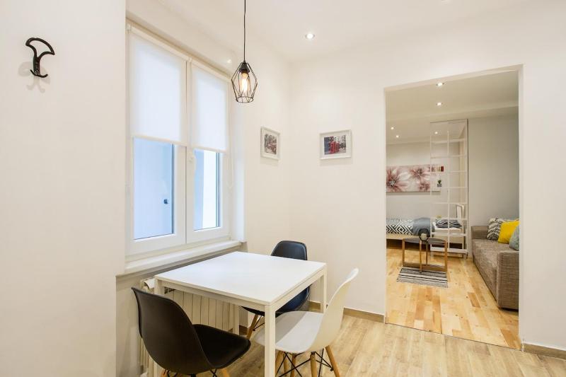 Cozy City Center Nest - Quiet Courtyard Patio - image 10