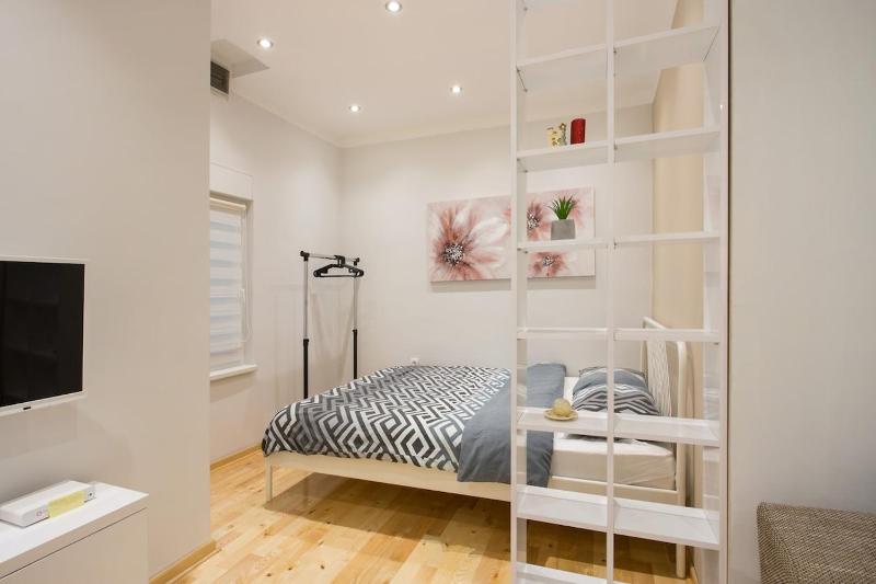 Cozy City Center Nest - Quiet Courtyard Patio - image 5