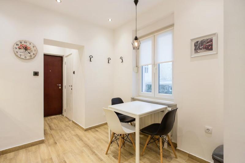 Cozy City Center Nest - Quiet Courtyard Patio - image 13