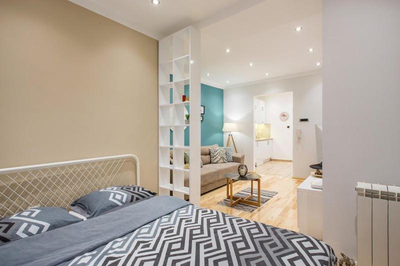 Cozy City Center Nest - Quiet Courtyard Patio - image 15