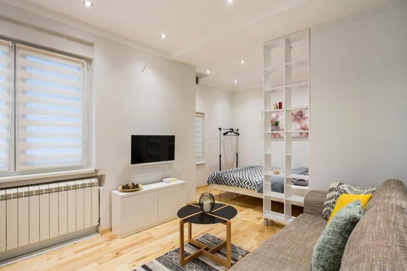 Cozy City Center Nest - Quiet Courtyard Patio - image 16