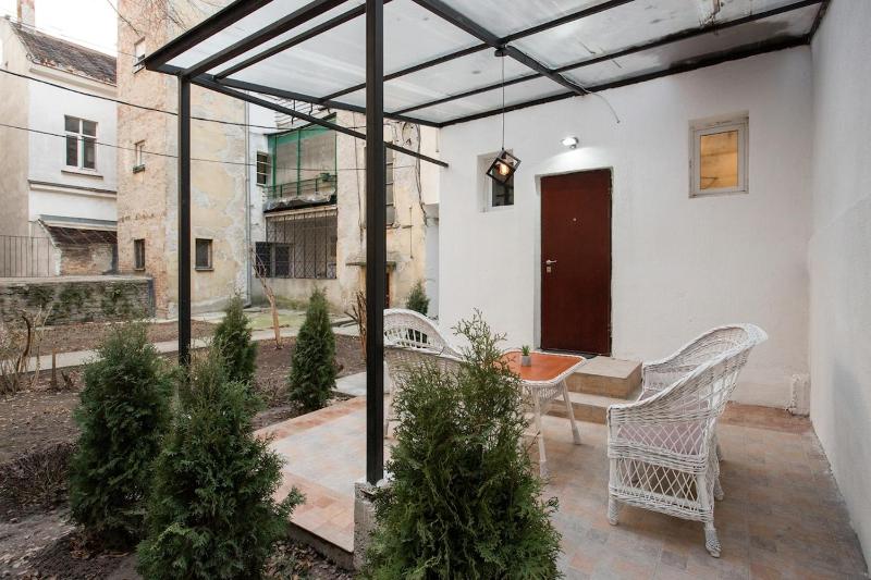 Cozy City Center Nest - Quiet Courtyard Patio - image 6