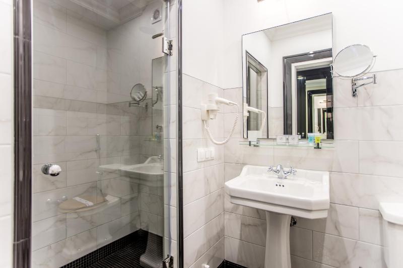 Standard Double Room image 3