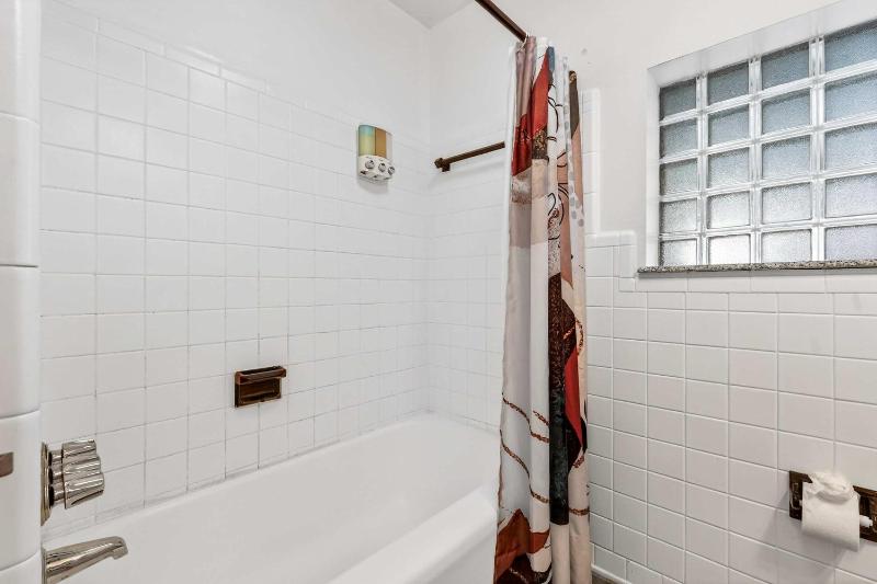 Family 5BR Tampa Home W Heated Pool 1 Mile to Stadium - image 7