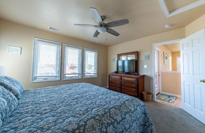 Shorenuff - Nags Head MP 11 Ocean View Beach 200 Yds Pool Hot Tub Pool Table YR Flex Stays - image 31