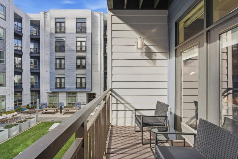 Urban Escape | Free Parking Pool Gym - image 31