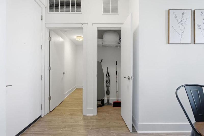 Urban Escape | Free Parking Pool Gym - image 13