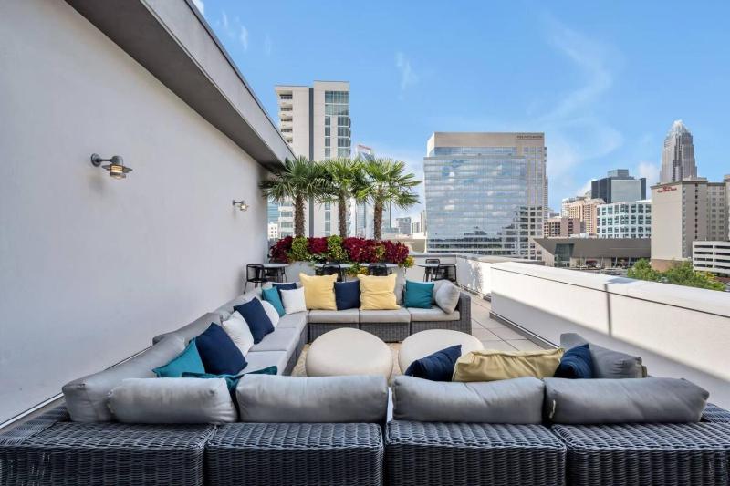 Urban Escape | Free Parking Pool Gym - image 16