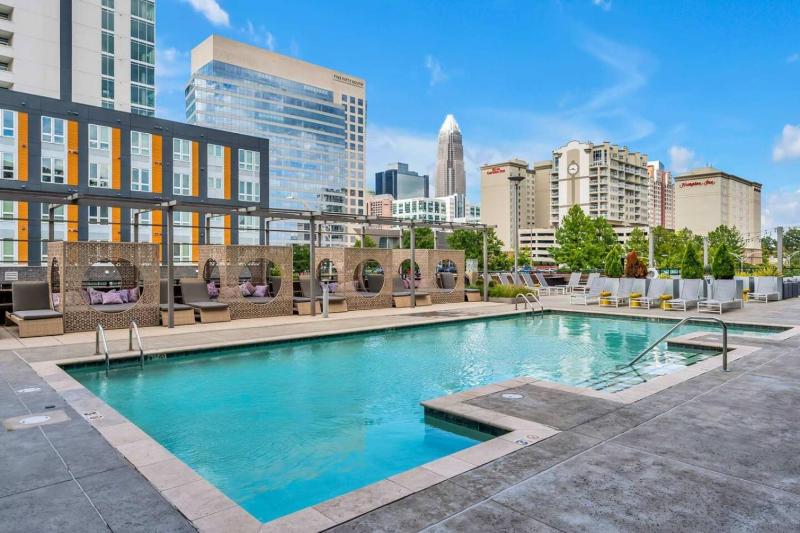 Urban Escape | Free Parking Pool Gym - image 35
